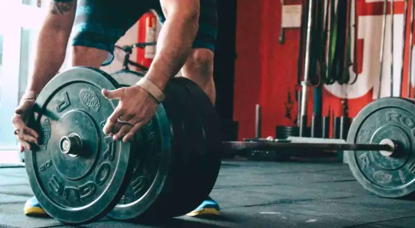 Ile trwa trening crossfit? Poznaj szczegóły i czas poszczególnych etapów