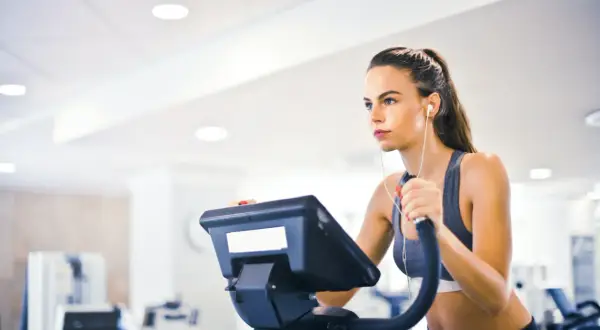 Ile kcal spala cardio? Sprawdź, jak efektywnie spalać kalorie