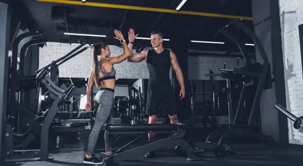 Co lepsze: crossfit czy siłownia? Odkryj wady i zalety obu treningów