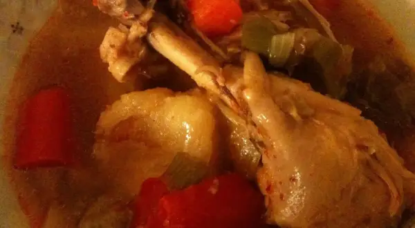 Pyszne podudzie z kurczaka w sosie z warzywami. Zastanawiasz się nad podudzie z kurczaka kcal? To sycące danie.