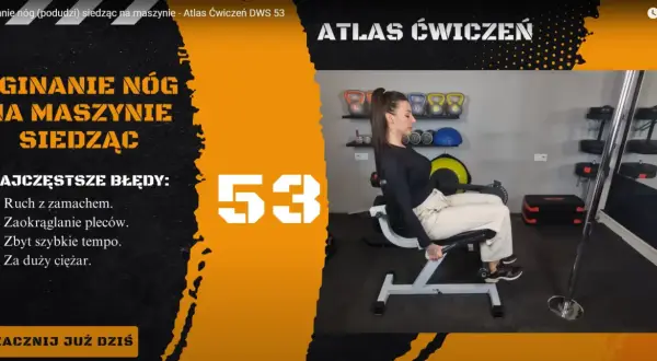 Kobieta wykonuje ćwiczenie leg curl na maszynie siedząc. Na ekranie widnieje numer 53 i tytuł "Uginanie nóg na maszynie siedząc".
