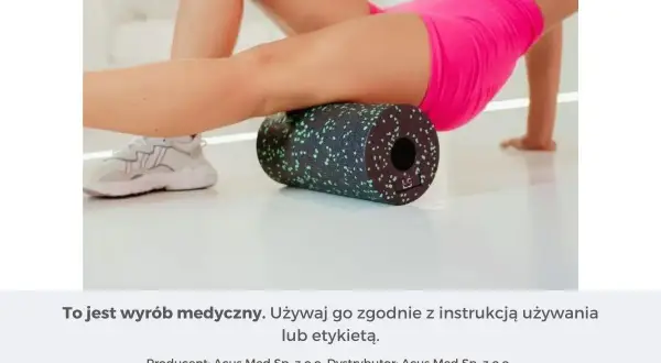 Kobieta wykonuje rolowanie mięśni ud na czarnym wałku z zielonymi kropkami, dbając o regenerację.