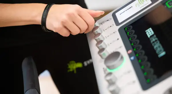 Trening EMS czy warto? Odkryj prawdę o jego skuteczności i ryzyku