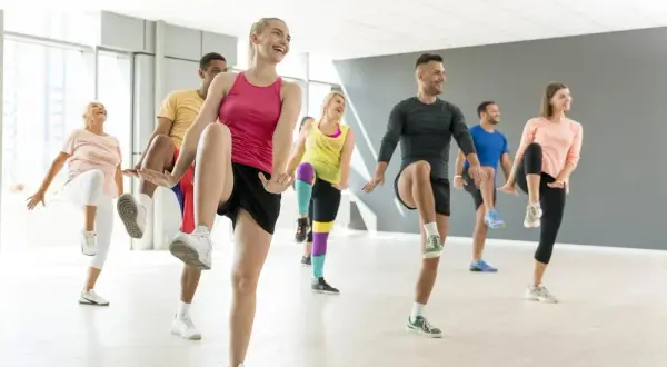 Ile kcal spala dance cardio? Odkryj efektywność treningu tanecznego
