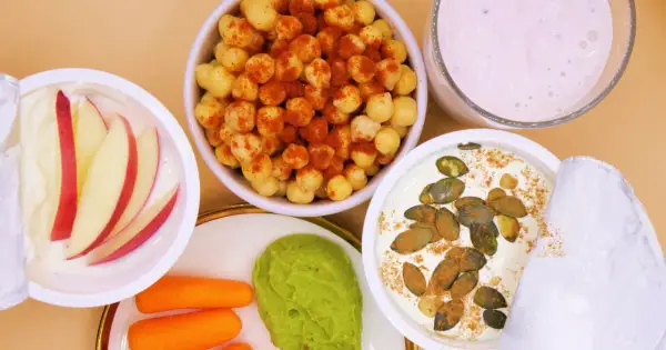 Zdrowe, niskokaloryczne przekąski: jogurt z jabłkiem, ciecierzyca z papryką, guacamole z marchewką i jogurt z pestkami dyni.