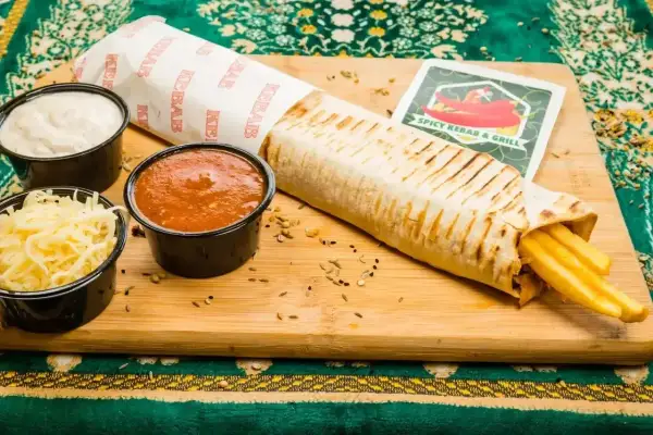 Syty wrap z kurczakiem i frytkami, sosy i ser. Pyszny posiłek, który może mieć około 100g kurczaka kcal.