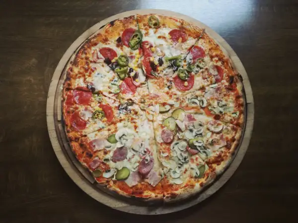 Apetyczna pizza z salami, jalapeno, pieczarkami i ogórkiem. Idealna na wieczór, choć warto pamiętać o jej pizza kcal.